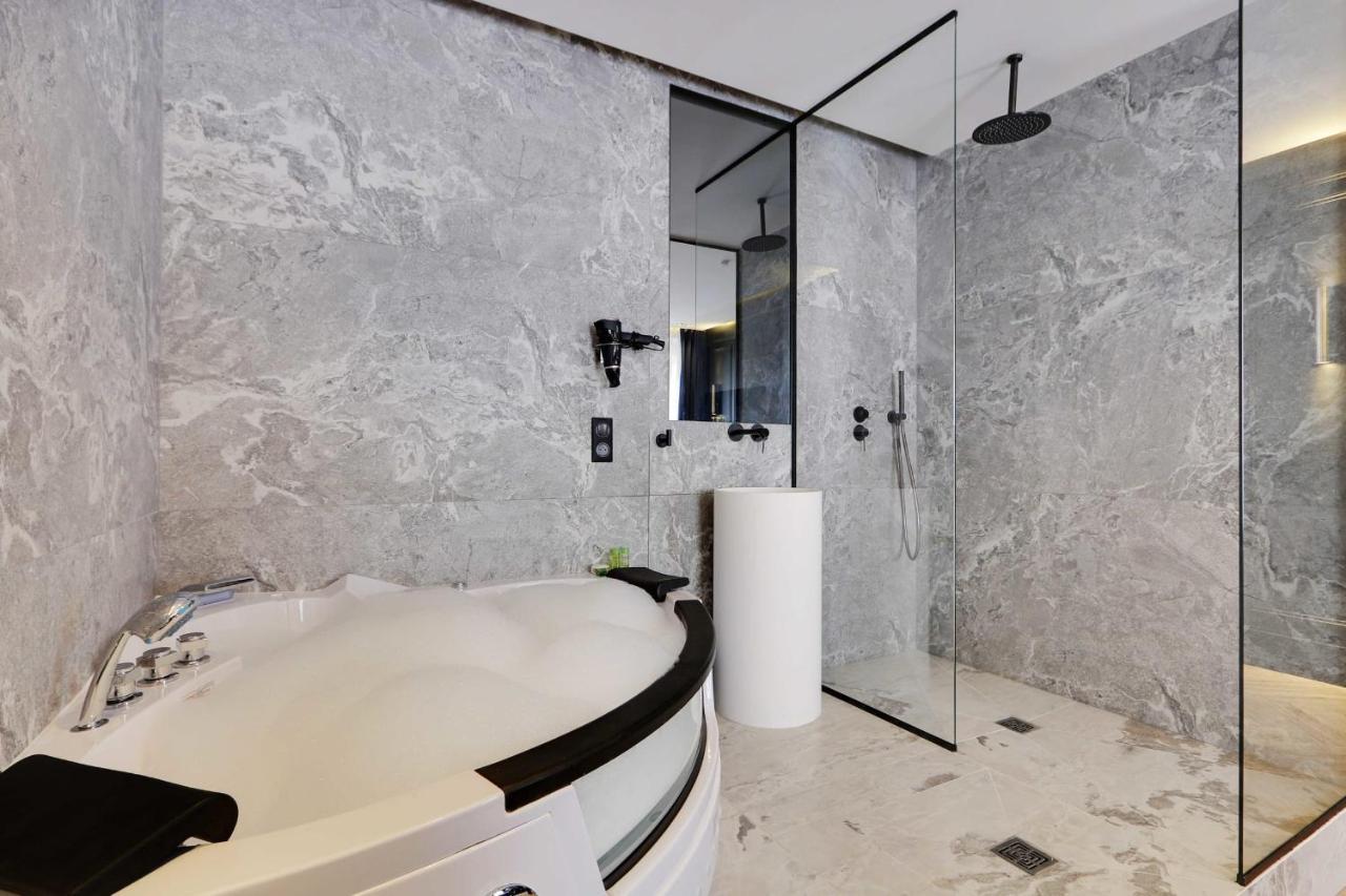 Couples Getaway Unit With Jacuzzi - City Center Paris Exterior foto